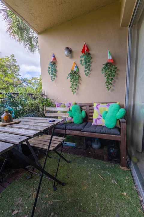 For Sale: $219,000 (1 beds, 1 baths, 849 Square Feet)