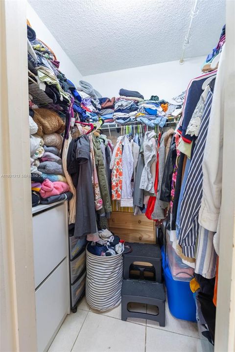 For Sale: $219,000 (1 beds, 1 baths, 849 Square Feet)