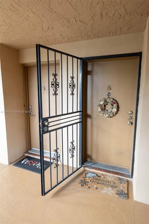 For Sale: $219,000 (1 beds, 1 baths, 849 Square Feet)