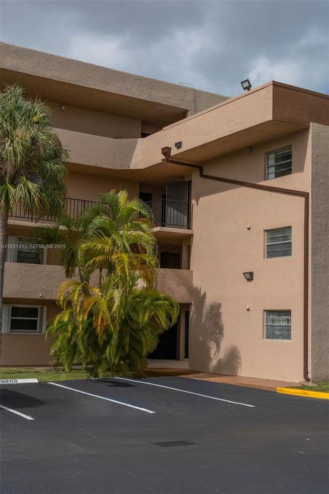 For Sale: $219,000 (1 beds, 1 baths, 849 Square Feet)