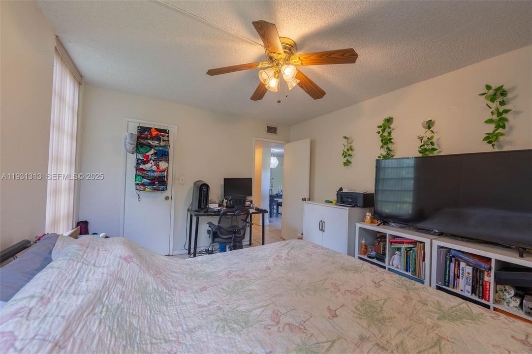 For Sale: $219,000 (1 beds, 1 baths, 849 Square Feet)