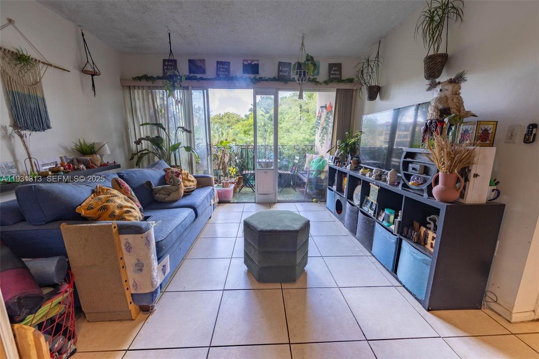 For Sale: $219,000 (1 beds, 1 baths, 849 Square Feet)