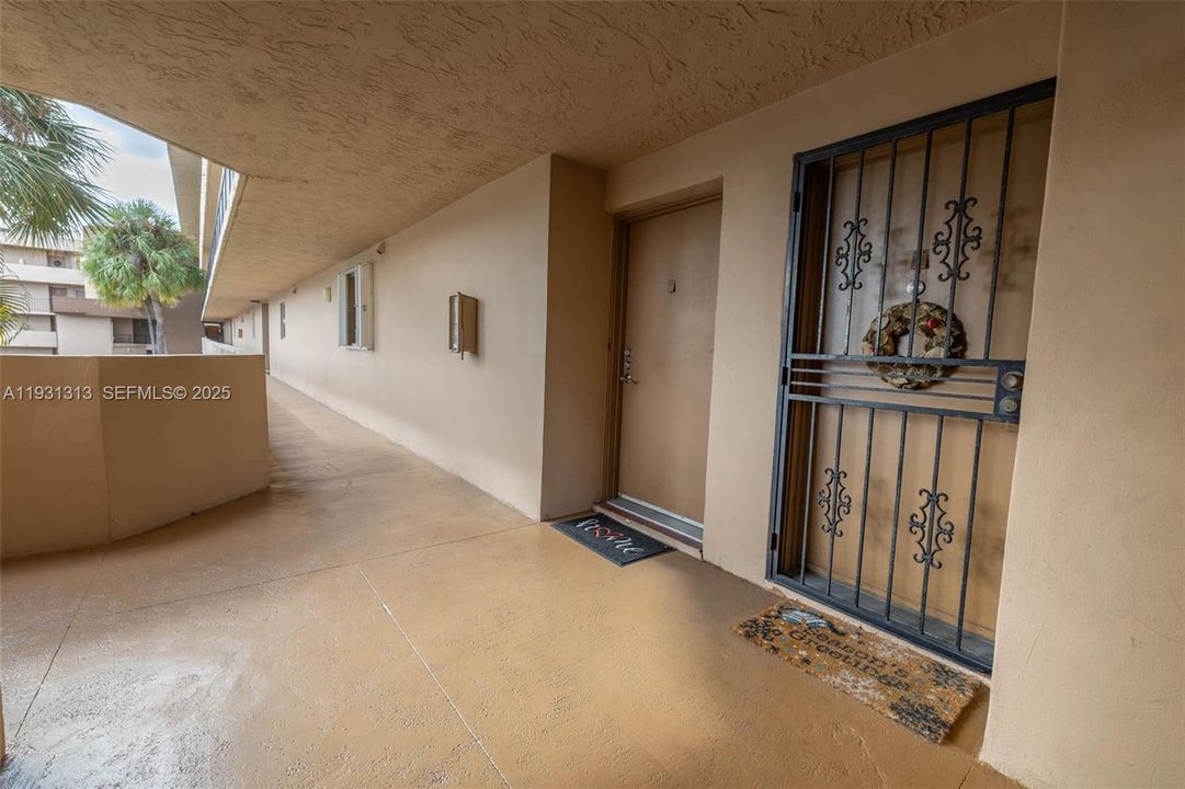 For Sale: $219,000 (1 beds, 1 baths, 849 Square Feet)