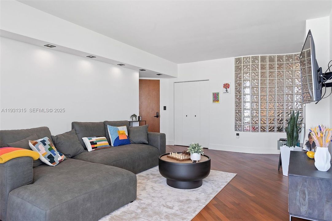 В аренду: $6,900 (2 спален, 2 ванн, 1151 Квадратных фут)