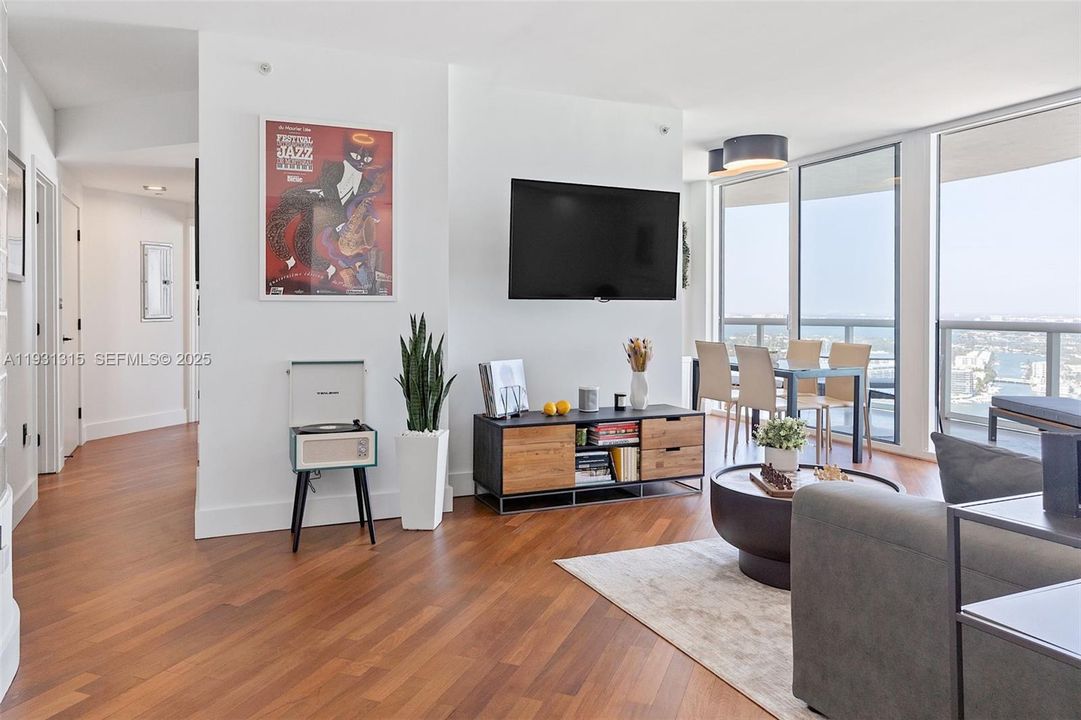 В аренду: $6,900 (2 спален, 2 ванн, 1151 Квадратных фут)