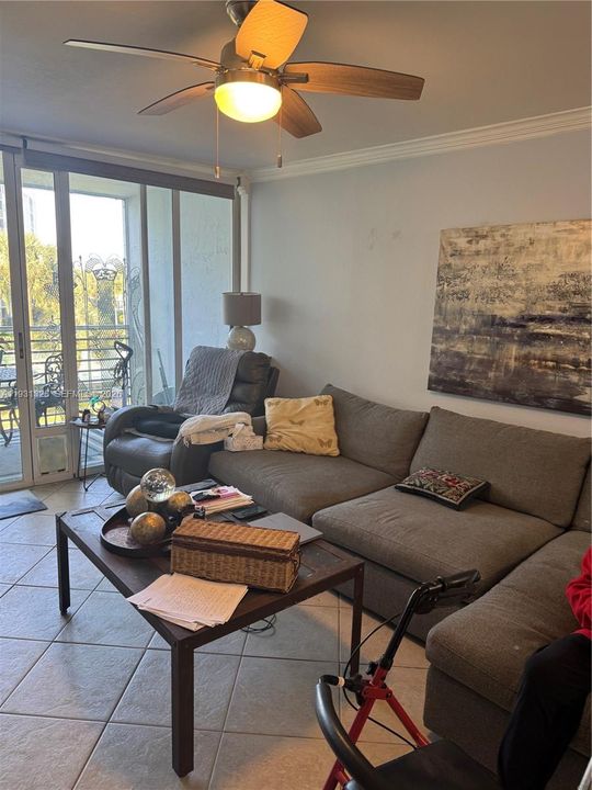 For Sale: $300,000 (2 beds, 2 baths, 980 Square Feet)