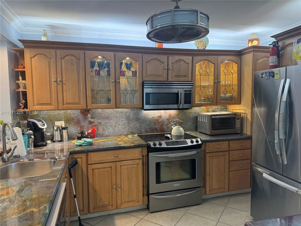 For Sale: $300,000 (2 beds, 2 baths, 980 Square Feet)