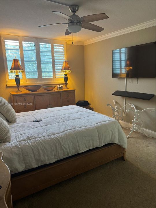 For Sale: $300,000 (2 beds, 2 baths, 980 Square Feet)