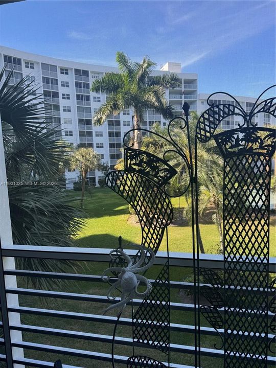 For Sale: $300,000 (2 beds, 2 baths, 980 Square Feet)