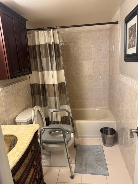 For Sale: $300,000 (2 beds, 2 baths, 980 Square Feet)