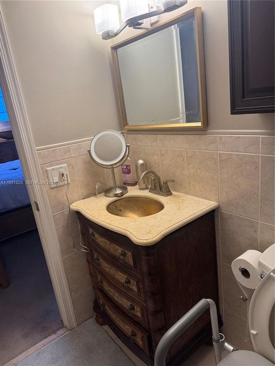 For Sale: $300,000 (2 beds, 2 baths, 980 Square Feet)