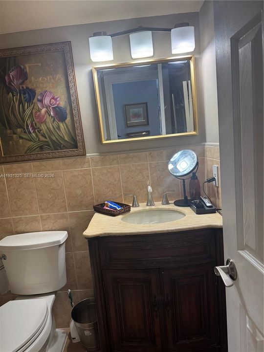 For Sale: $300,000 (2 beds, 2 baths, 980 Square Feet)