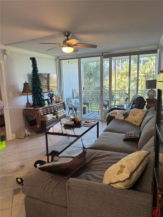 For Sale: $300,000 (2 beds, 2 baths, 980 Square Feet)