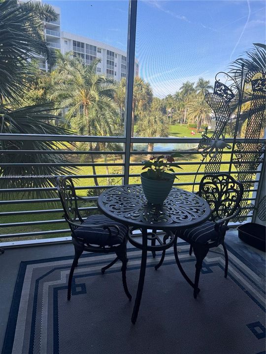 For Sale: $300,000 (2 beds, 2 baths, 980 Square Feet)