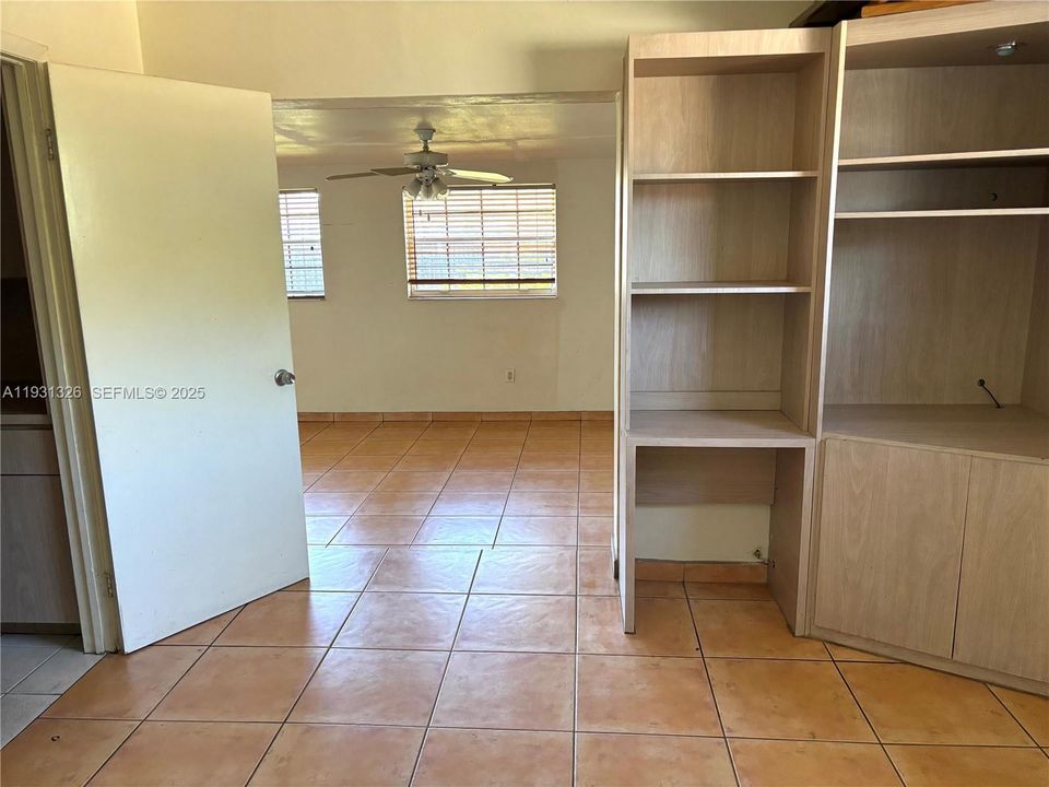 En Venta: $595,000 (3 camas, 2 baños, 2064 Pies cuadrados)
