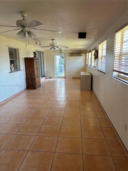 En Venta: $595,000 (3 camas, 2 baños, 2064 Pies cuadrados)