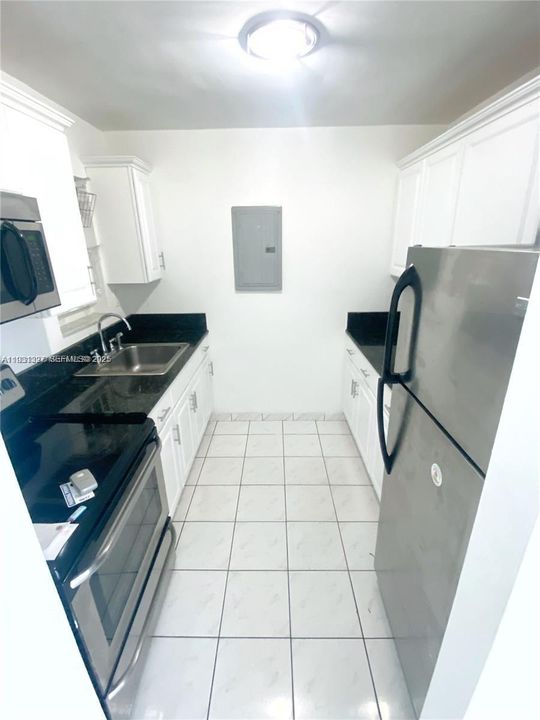 For Rent: $2,100 (2 beds, 1 baths, 770 Square Feet)