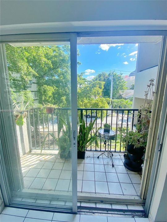 For Rent: $2,100 (2 beds, 1 baths, 770 Square Feet)