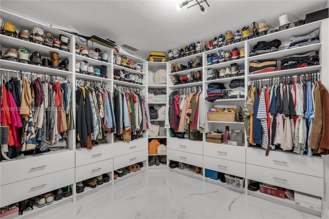 For Sale: $635,000 (5 beds, 3 baths, 2726 Square Feet)