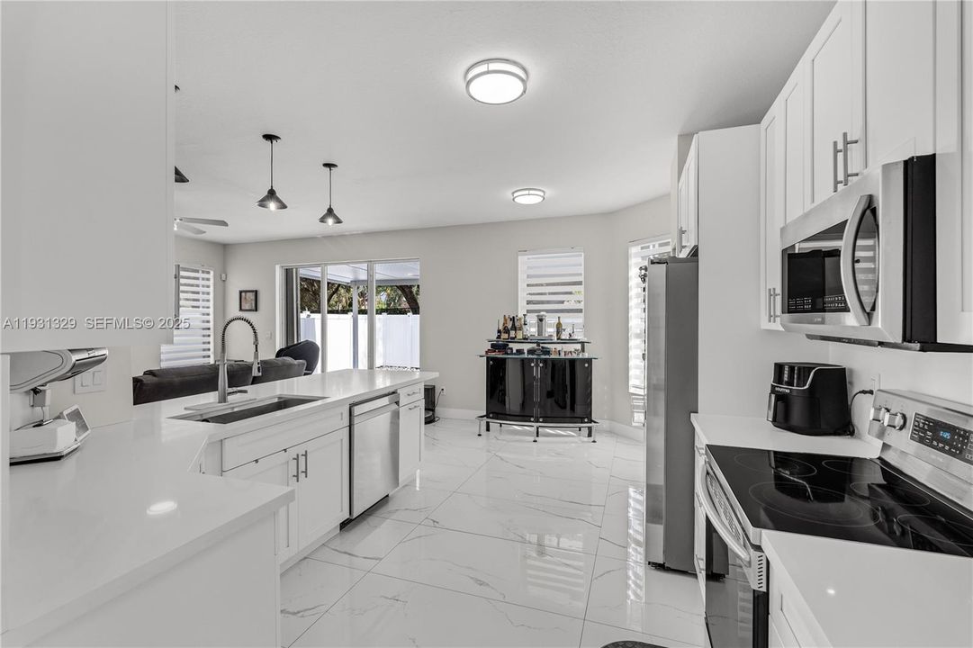 For Sale: $635,000 (5 beds, 3 baths, 2726 Square Feet)