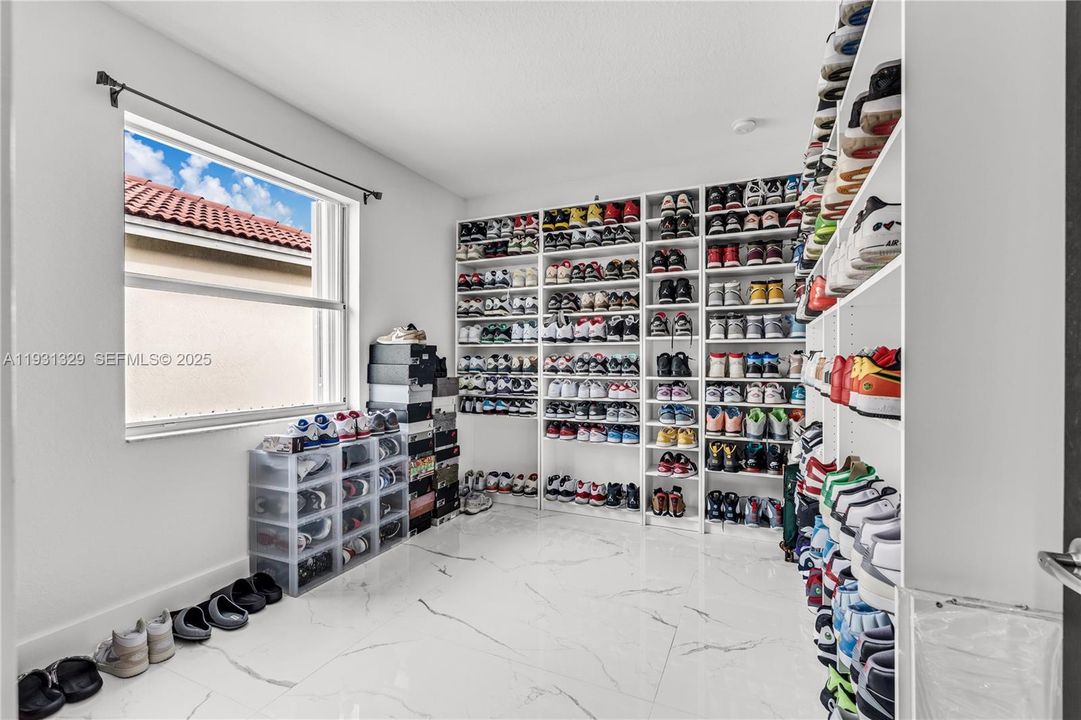 For Sale: $635,000 (5 beds, 3 baths, 2726 Square Feet)