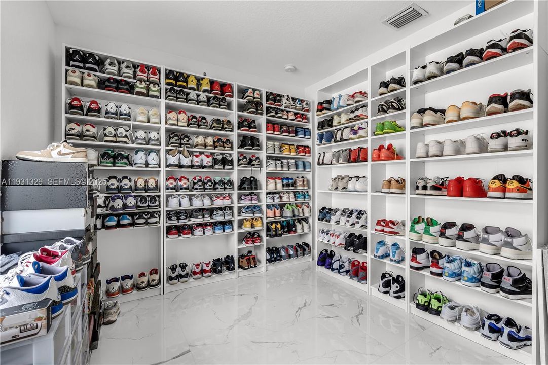 For Sale: $635,000 (5 beds, 3 baths, 2726 Square Feet)