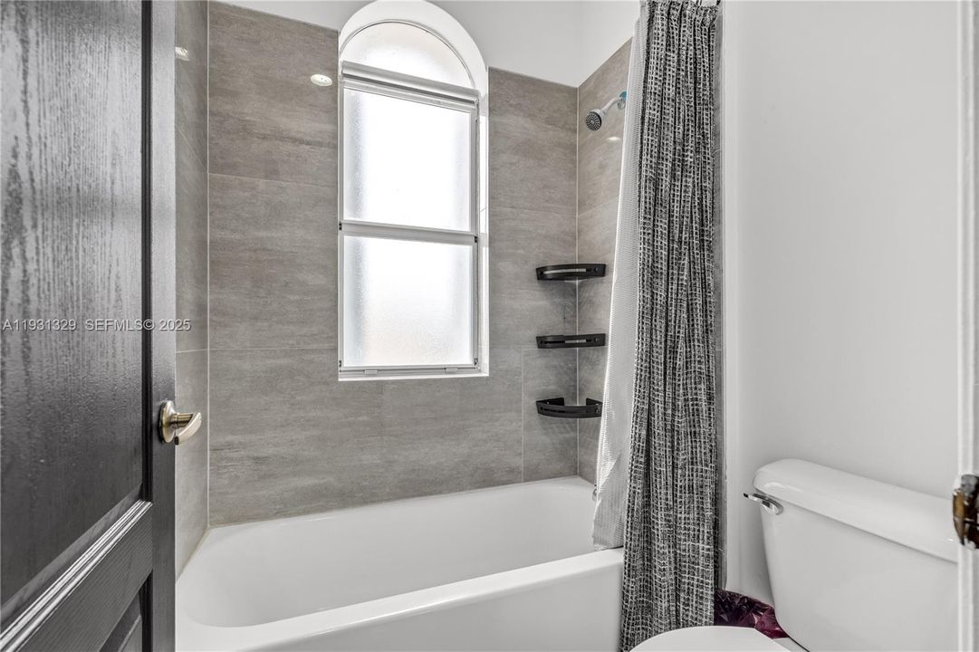 For Sale: $635,000 (5 beds, 3 baths, 2726 Square Feet)