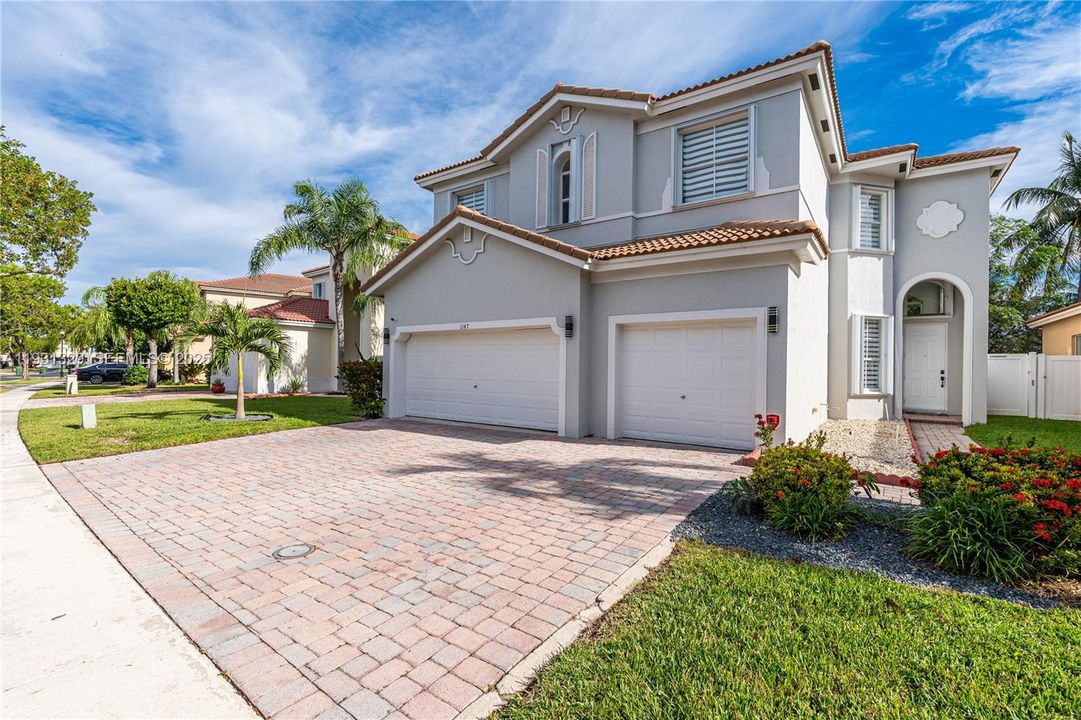 For Sale: $635,000 (5 beds, 3 baths, 2726 Square Feet)