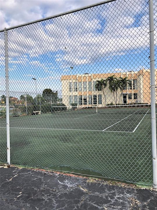 For Rent: $2,050 (2 beds, 1 baths, 924 Square Feet)