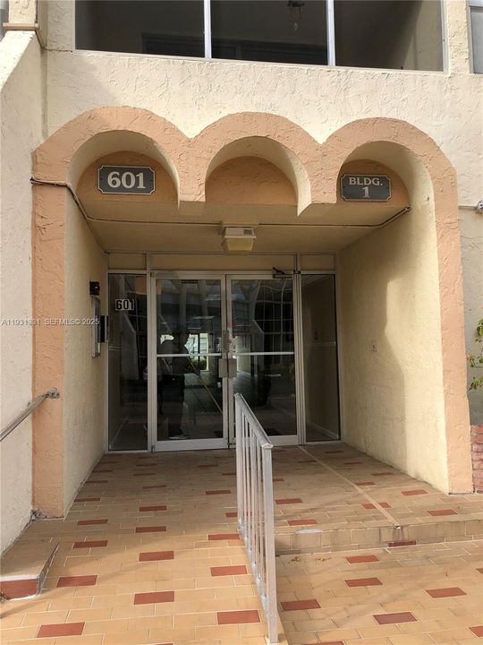 For Rent: $2,050 (2 beds, 1 baths, 924 Square Feet)