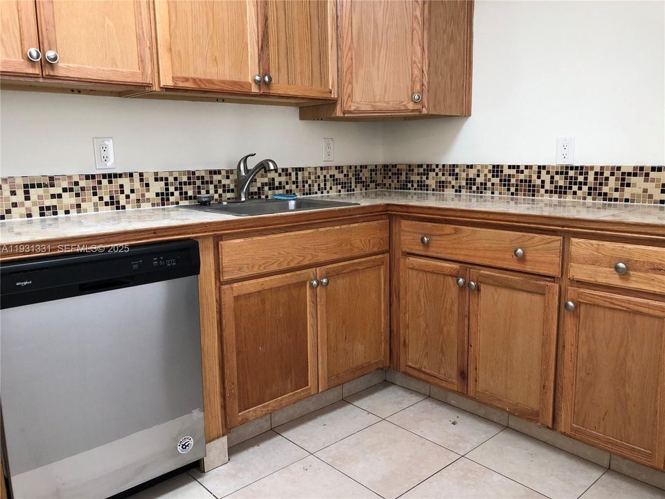 For Rent: $2,050 (2 beds, 1 baths, 924 Square Feet)