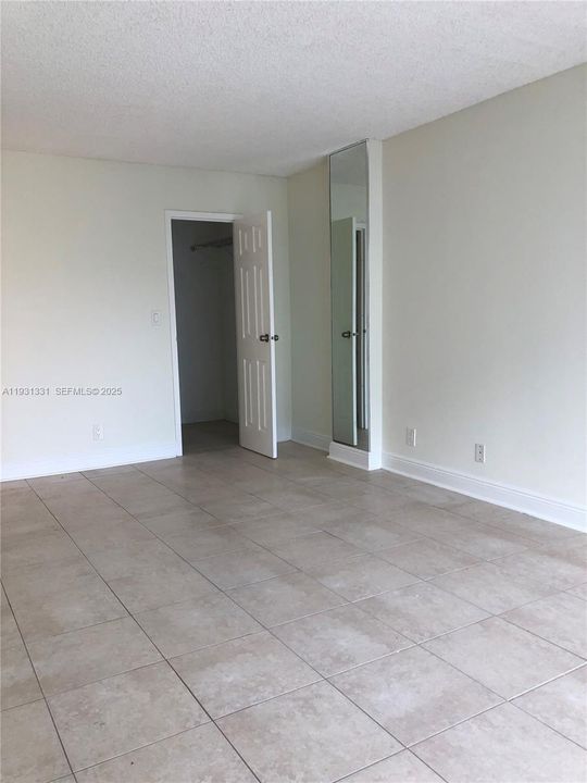 For Rent: $2,050 (2 beds, 1 baths, 924 Square Feet)