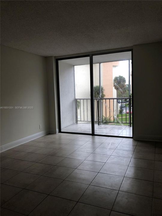 For Rent: $2,050 (2 beds, 1 baths, 924 Square Feet)