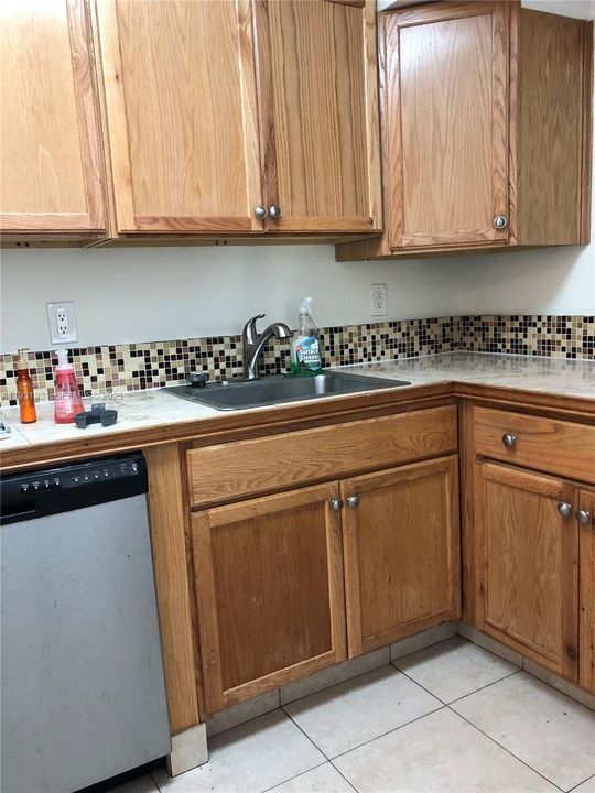 For Rent: $2,050 (2 beds, 1 baths, 924 Square Feet)