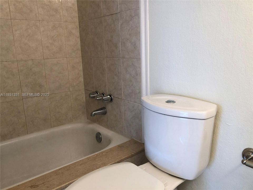 For Rent: $2,050 (2 beds, 1 baths, 924 Square Feet)