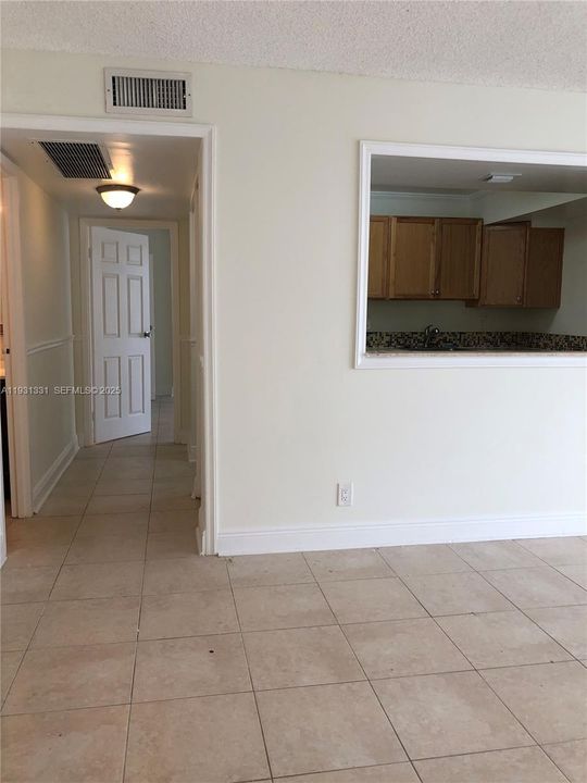 For Rent: $2,050 (2 beds, 1 baths, 924 Square Feet)