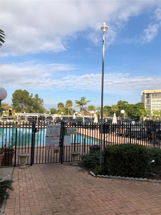 For Rent: $2,050 (2 beds, 1 baths, 924 Square Feet)