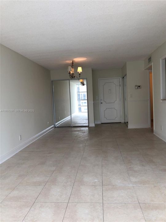 For Rent: $2,050 (2 beds, 1 baths, 924 Square Feet)