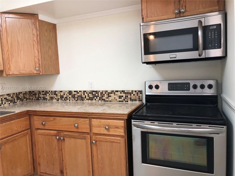 For Rent: $2,050 (2 beds, 1 baths, 924 Square Feet)