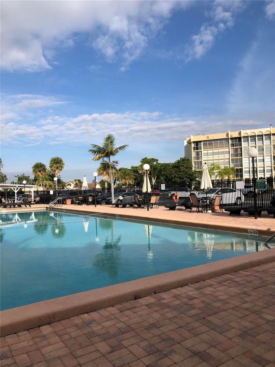 For Rent: $2,050 (2 beds, 1 baths, 924 Square Feet)