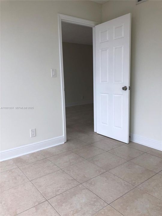 For Rent: $2,050 (2 beds, 1 baths, 924 Square Feet)