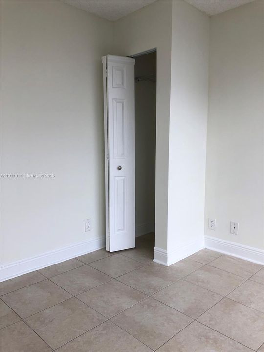 For Rent: $2,050 (2 beds, 1 baths, 924 Square Feet)