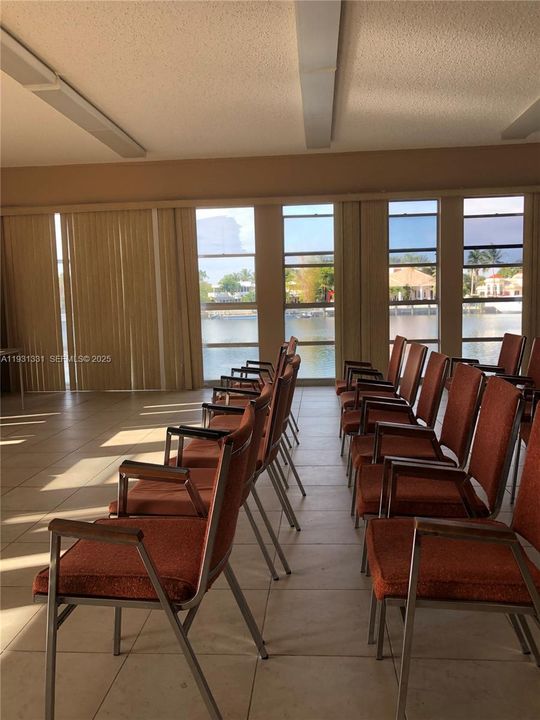 For Rent: $2,050 (2 beds, 1 baths, 924 Square Feet)