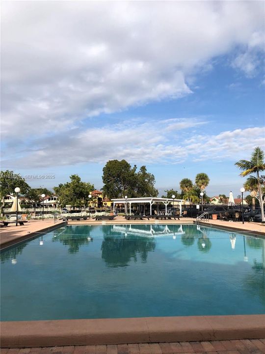 For Rent: $2,050 (2 beds, 1 baths, 924 Square Feet)