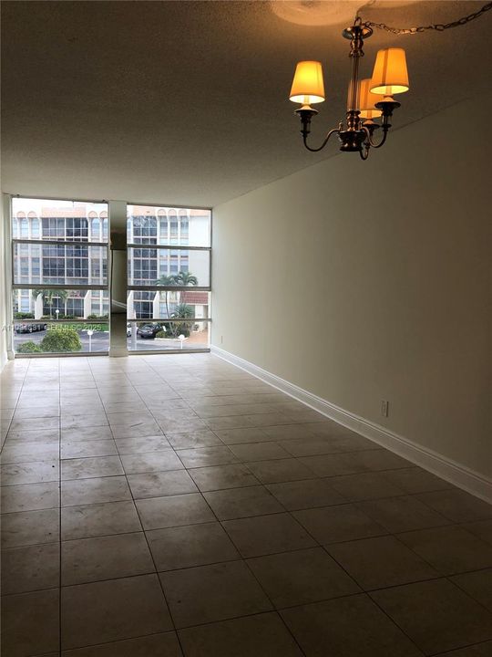 For Rent: $2,050 (2 beds, 1 baths, 924 Square Feet)