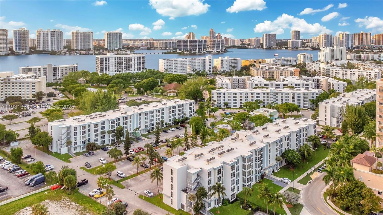 На продажу: $350,000 (2 спален, 1 ванн, 767 Квадратных фут)