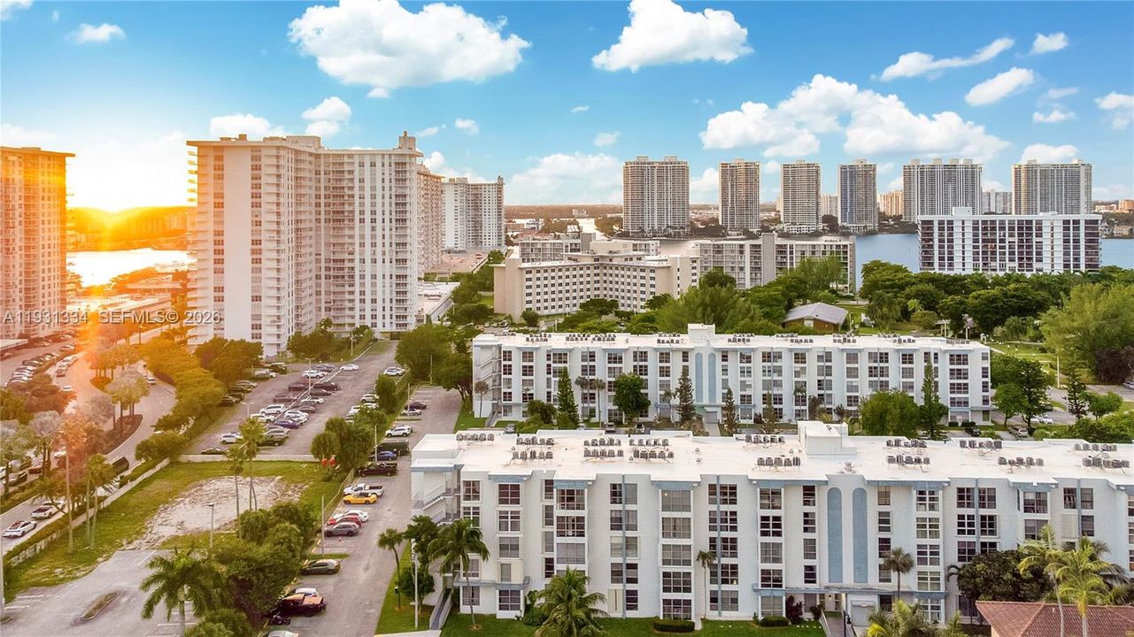 На продажу: $350,000 (2 спален, 1 ванн, 767 Квадратных фут)