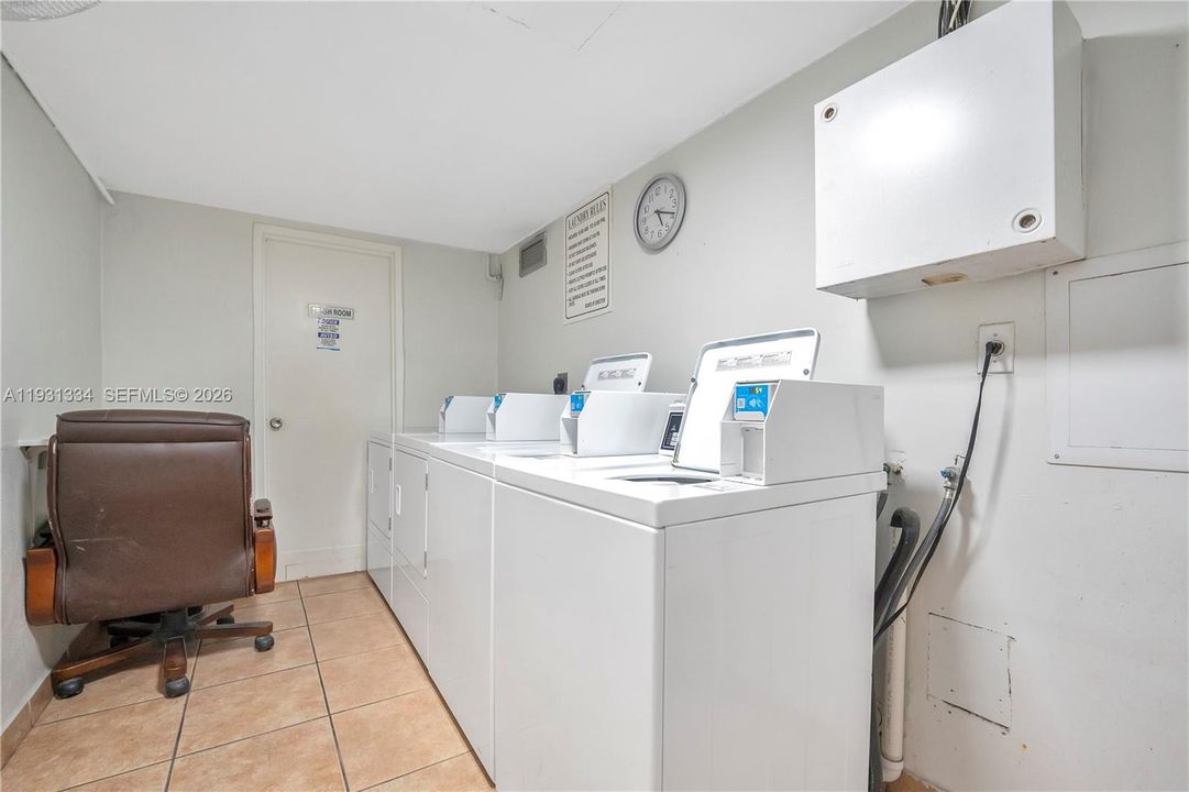 На продажу: $350,000 (2 спален, 1 ванн, 767 Квадратных фут)