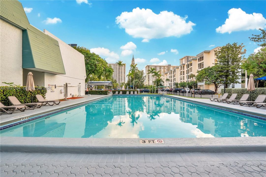 На продажу: $350,000 (2 спален, 1 ванн, 767 Квадратных фут)