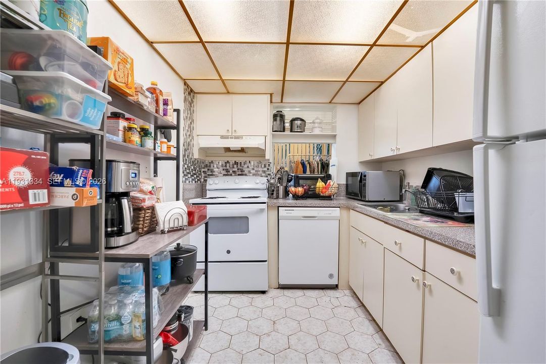 На продажу: $350,000 (2 спален, 1 ванн, 767 Квадратных фут)